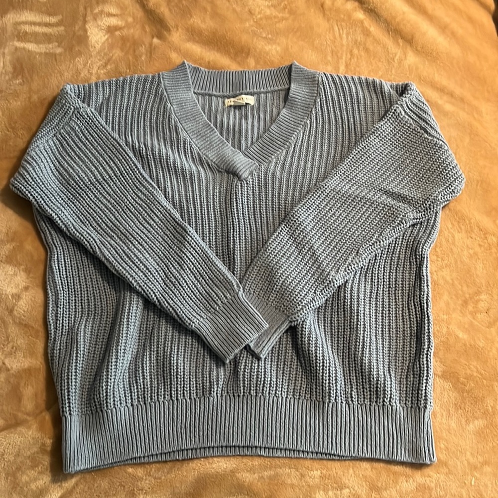 Ribbed v neck sweater. Large. Light blue.
